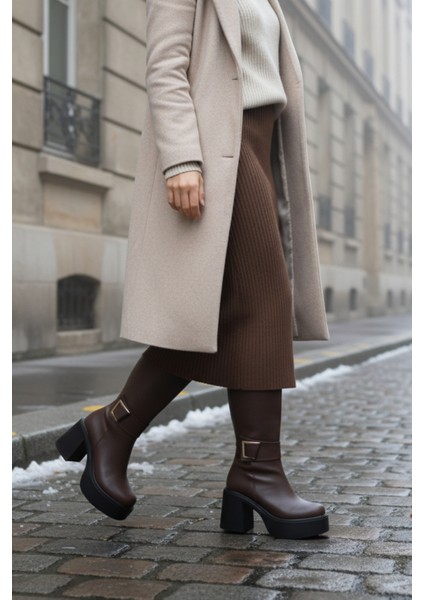 Deri Görünümlü Gold Tokalı Kalın Yüksek Platform Topuklu Fermuarlı Uzun Kadın Çizme