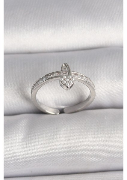 Pirinç Gümüş Renk Zirkon Taşlı Inci Detaylı Kilit Kalp Model Ayarlanabilir Yüzük