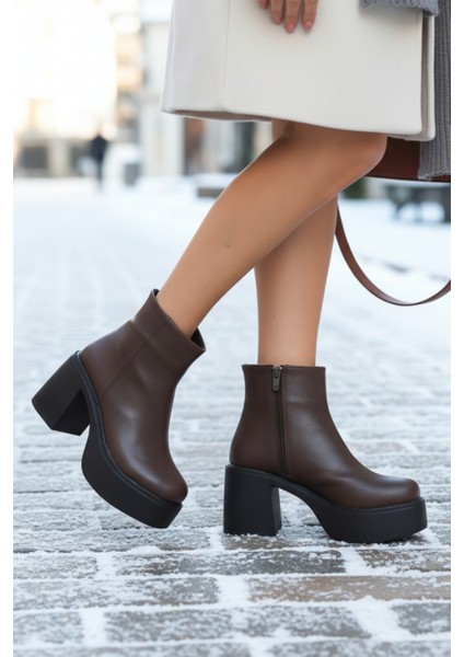 Yandan Fermuarlı Sade Yüksek Kalın Topuklu Kadın Acı Kahve Kısa Bot
