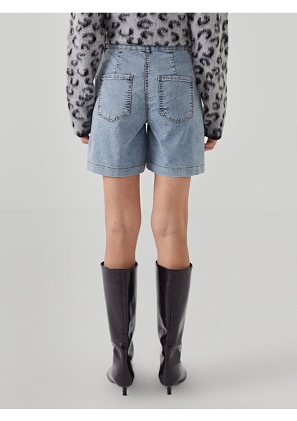 Yeni Sezon Standart Fit Kadın Jean Şort fırsatları