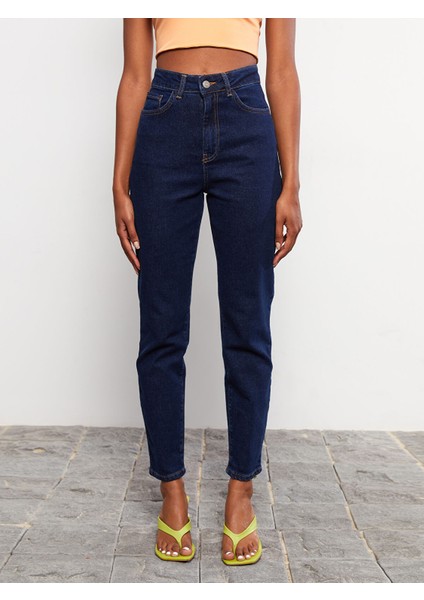 Yeni Sezon Slim Fit Düz Cep Detaylı Kadın Jean Pantolon fırsatları