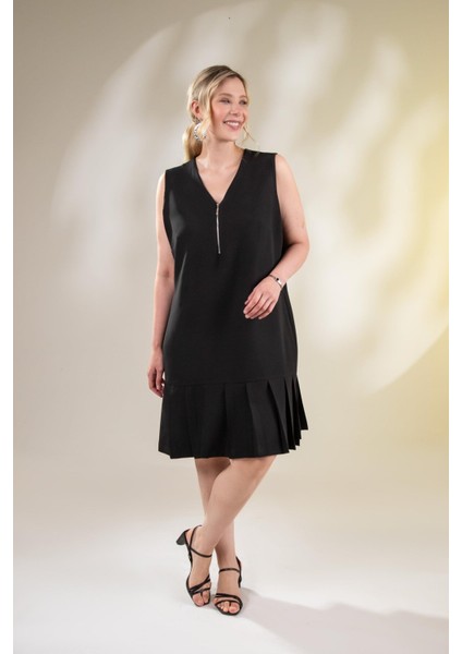 Kadın Büyük Beden Eteği Pileli Siyah Elbise