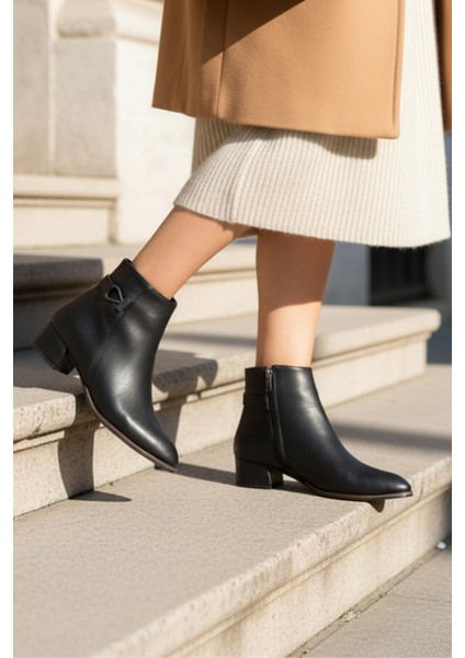 Kadın Alçak Topuk Metal Detaylı Bilek Boy Fermuarlı Bot Bootie