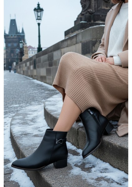 Kadın Alçak Topuk Metal Detaylı Bilek Boy Fermuarlı Bot Bootie