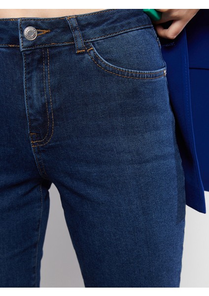 Yeni Sezon Normal Bel Slim Fit Düz Cep Detaylı Kadın Rodeo Jean Şort fiyatları