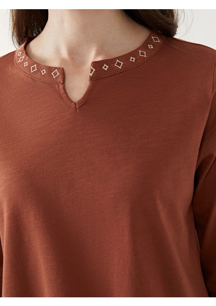 Yeni Sezon Kaçık Yaka Nakışlı Kadın Bluz modelleri