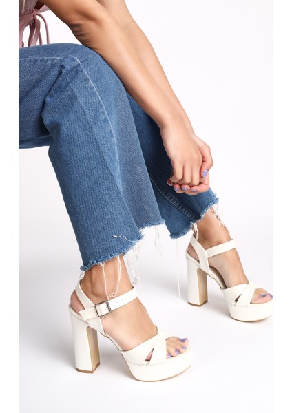 Parlak Çapraz Şeritli Tokalı Kalın Yüksek Platform Kadın Düğün Topuklu Abiye Ayakkabı