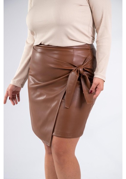 Kadın Büyük Beden Yandan Bağlamalı Suni Deri Taba Etek modelleri