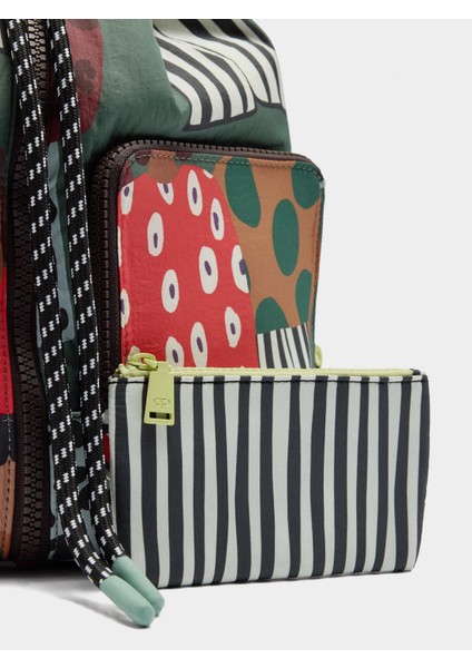 Desenli Charm'lı Teknik Kumaş Sırt Çantası modelleri