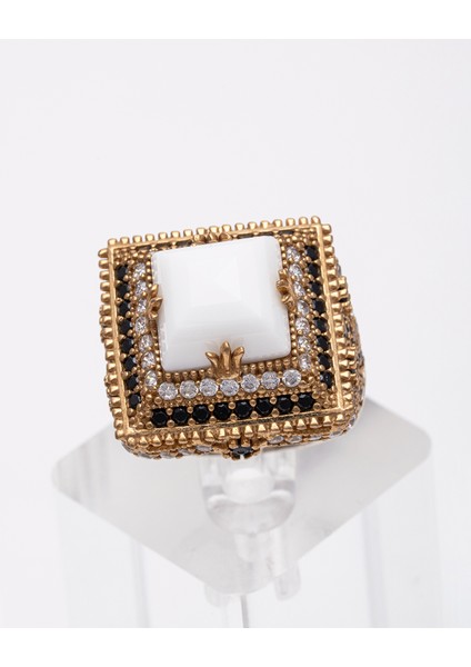 Beyaz Doğal Taşlı Bakır Detaylı 925 Ayar Gümüş Yüzük – Gösterişli ve Prestijli Tasarım