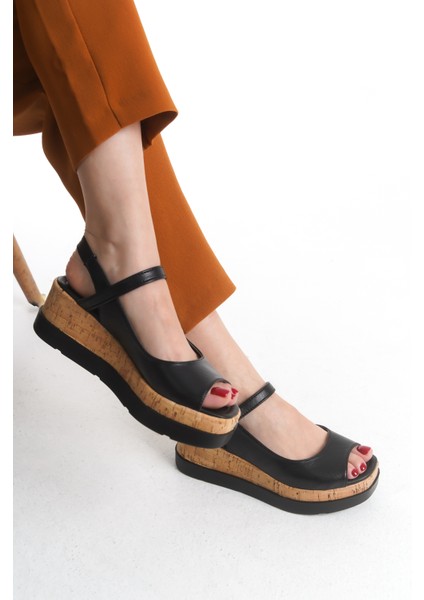Yanları Kapalı Kalın Şeritli Ahşap Görünümlü Yüksek Dolgu Taban Yazlık Kadın Sandalet Ayakkabı