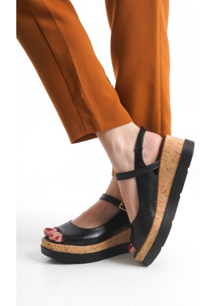 Yanları Kapalı Kalın Şeritli Ahşap Görünümlü Yüksek Dolgu Taban Yazlık Kadın Sandalet Ayakkabı modelleri