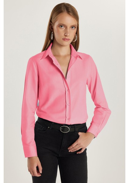 Kadın Slim Fit Dar Kesim Uzun Kollu Pamuklu Vücuda Oturan Dokulu Pembe Basic Gömlek