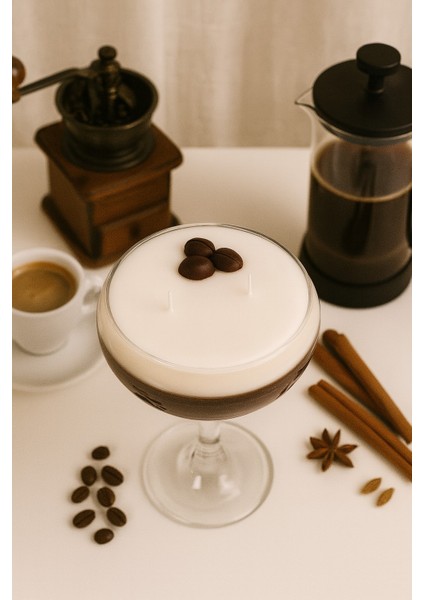 Kahveli Mum Martini Bardağında