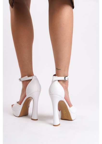 Beyaz Cilt Kadın Sade Bilekten Tokalı Abiye Orta Kalın Yüksek Klasik Topuklu Ayakkabı modelleri