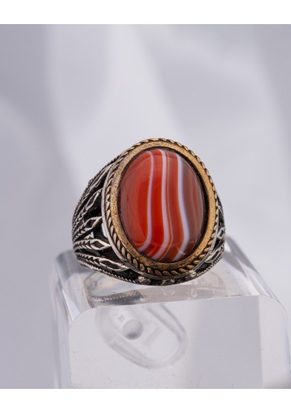 Çizgili Kırmızı Akik Taşlı 925 Ayar Gümüş Erkek Yüzük – Geleneksel Zarafetin Modern Görünümü