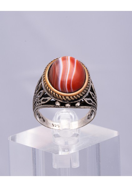 Çizgili Kırmızı Akik Taşlı 925 Ayar Gümüş Erkek Yüzük – Geleneksel Zarafetin Modern Görünümü