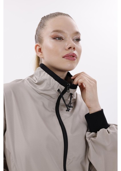 Kadın Dik Yaka Su ve Rüzgar Geçirmez Oversize Crop Mevsimlik Yağmurluk Rüzgarlık modelleri