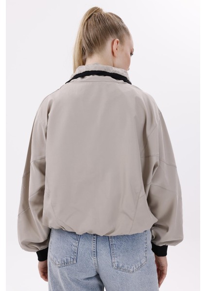 Kadın Dik Yaka Su ve Rüzgar Geçirmez Oversize Crop Mevsimlik Yağmurluk Rüzgarlık