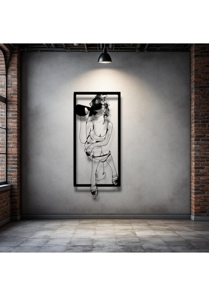 Şarap Tutan Kadın Metal Duvar Dekoru – Modern Minimalist Çizgisel Sanat