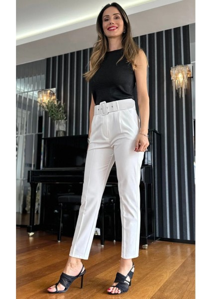 Slim Fit Havuç Paça Bilek Boy Kemerli Düz Kadın Pantolon – Modern Ofis Şıklığı, Konforlu Fit ve Zarif Siluet