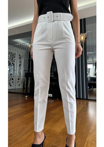 Slim Fit Havuç Paça Bilek Boy Kemerli Düz Kadın Pantolon – Modern Ofis Şıklığı, Konforlu Fit ve Zarif Siluet