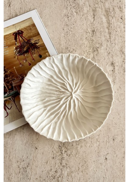 Dalga Dokulu Dekoratif Tabak – Modern Mat Beyaz Şık Tasarım Sofra & Dekor