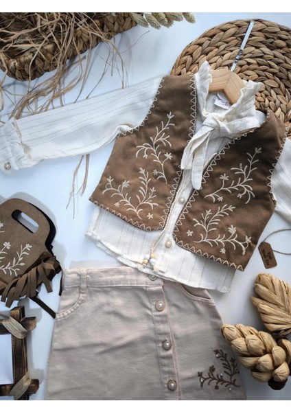 4 Parça Kız Çocuk Nakışlı Kombin Seti — Gömlek, Süet Yelek, Nakışlı Etek ve Süet Çanta