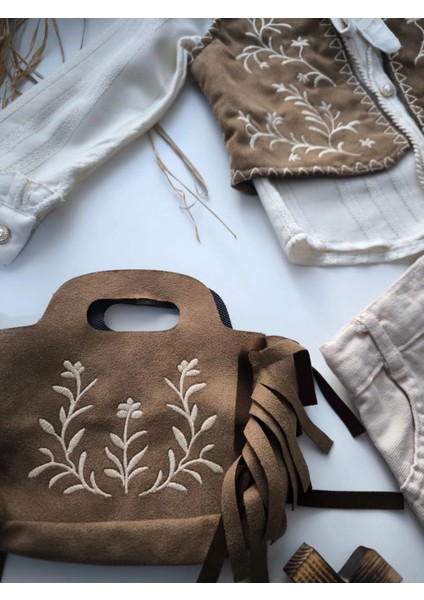 4 Parça Kız Çocuk Nakışlı Kombin Seti — Gömlek, Süet Yelek, Nakışlı Etek ve Süet Çanta fiyatları