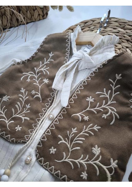 4 Parça Kız Çocuk Nakışlı Kombin Seti — Gömlek, Süet Yelek, Nakışlı Etek ve Süet Çanta fırsatları