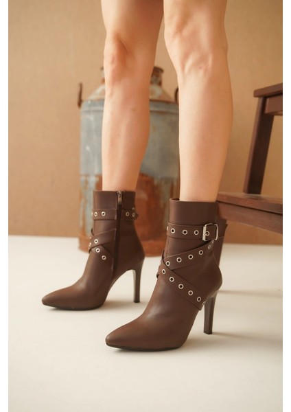 Lvsqvr Atye Kahverengi Rugan Topuklu Bot (Numara: 38) fiyatları