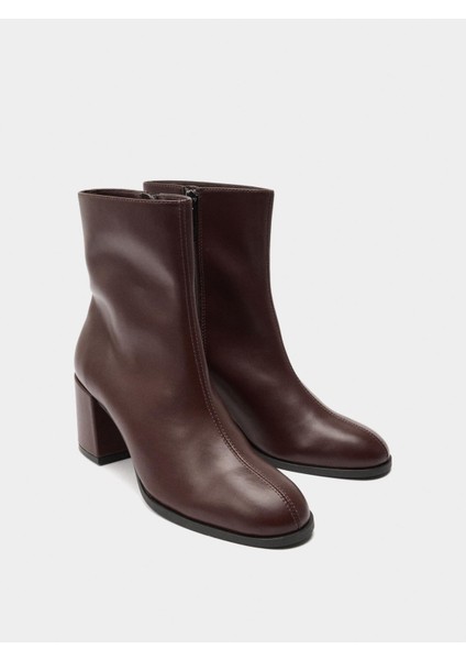 Blok Topuklu ve Üst Dikişli Bilekte Bot