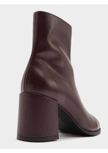 Blok Topuklu ve Üst Dikişli Bilekte Bot indirimleri