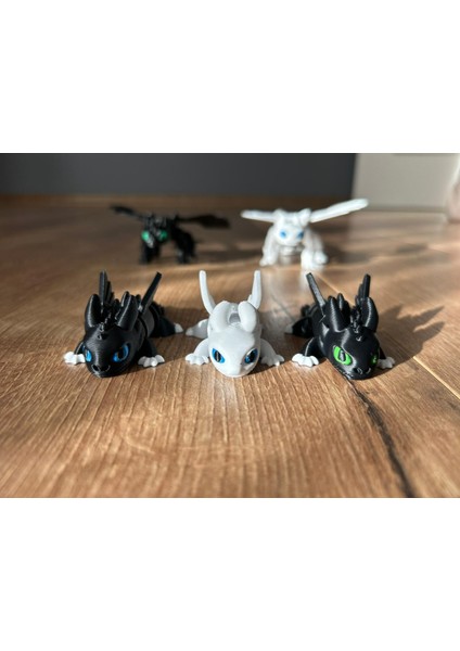 Ejderhanı Nasıl Eğitirsin - Dişsiz Toothless & Işığın Öfkesi + 3 Adet Yavru Aile Seti - 5 Adet Hareketli Ejderha