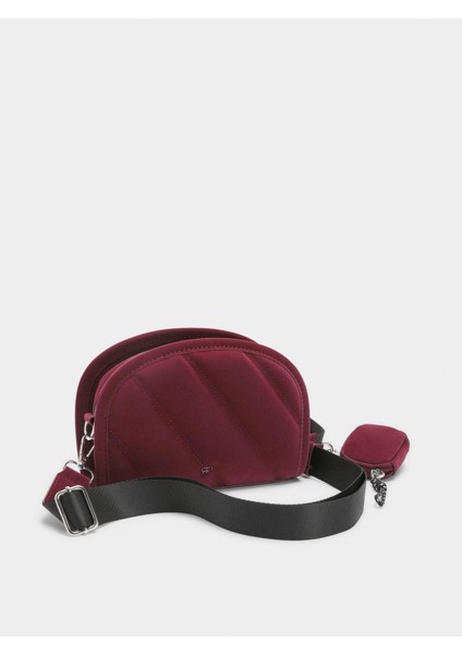 Yumuşak Dokulu Charm'lı Çapraz Askılı Çanta modelleri