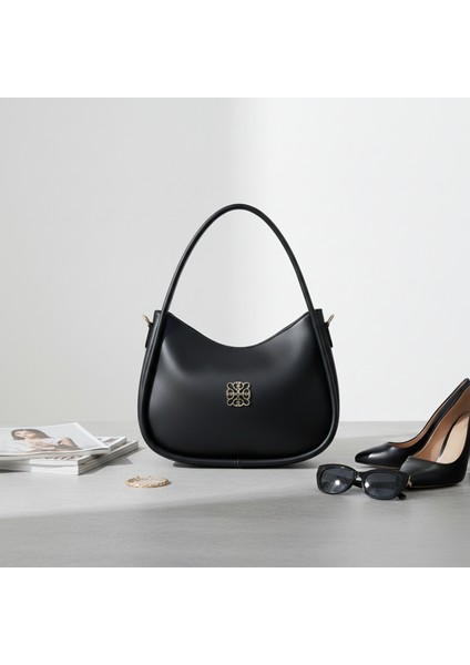 Metal Amblemli Siyah Hobo Omuz Çantası