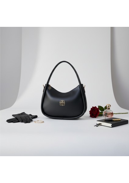 Metal Amblemli Siyah Hobo Omuz Çantası indirimleri