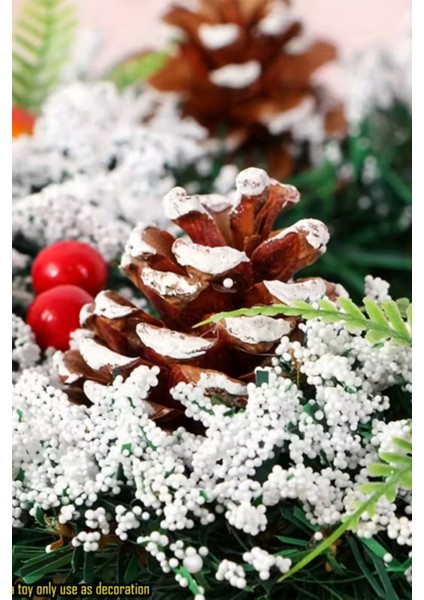 El Yapımı Noel Çelengi – Suni Kar Efekti, Çam Kozalakları ve Kırmızı Yemiş Detaylı | Iç & Dış Mekan Uyumlu Şenlikli Yılbaşı Kapı ve Ev Dekoru | Elektriksiz, Plastik, Tüysüz Tasarım (1 Adet)