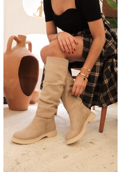 Nıvra Bej Süet Dikişli Taban Fermuarlı Diz Altı Körüklü Günlük Kadın Bot fiyatları