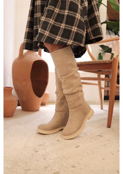 Nıvra Bej Süet Dikişli Taban Fermuarlı Diz Altı Körüklü Günlük Kadın Bot indirimleri