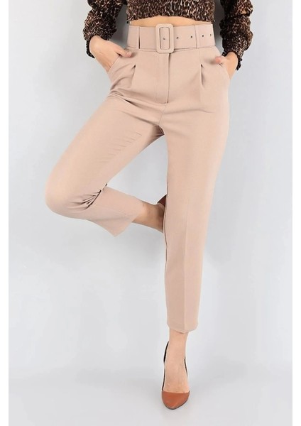 Slim Fit Havuç Paça Kemerli Kadın Pantolon – Zamansız Şıklık, Maksimum Konfor, Modern Siluet