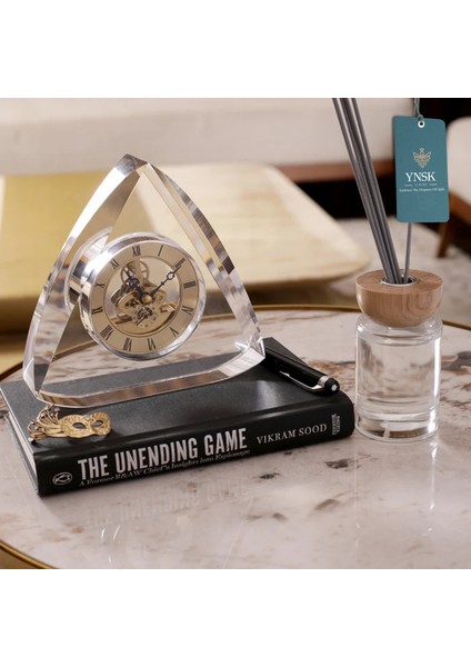 Kristal Üçgen Dekoratif Çarklı Masa Saati – Lüks Ev ve Ofis Hediyelik Obje