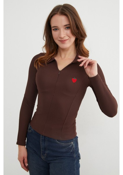 Çilek Nakışlı Polo Yaka Yarım Fermuarlı Bluz
