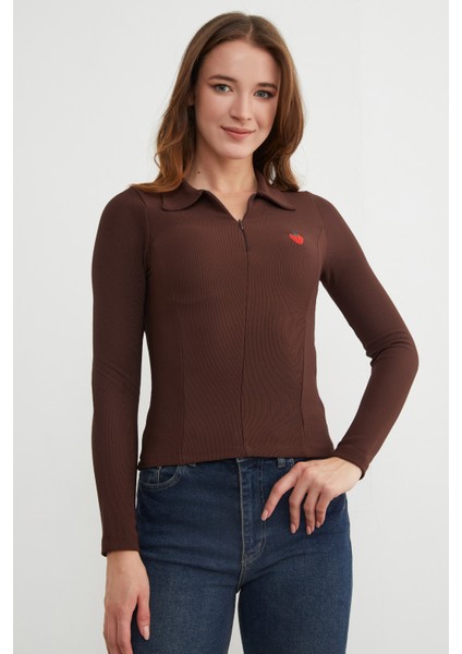 Çilek Nakışlı Polo Yaka Yarım Fermuarlı Bluz fiyatları