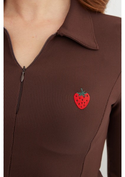 Çilek Nakışlı Polo Yaka Yarım Fermuarlı Bluz modelleri
