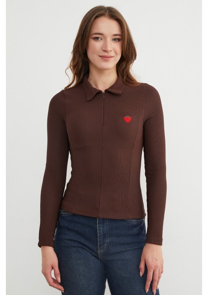 Çilek Nakışlı Polo Yaka Yarım Fermuarlı Bluz fırsatları