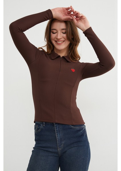 Çilek Nakışlı Polo Yaka Yarım Fermuarlı Bluz