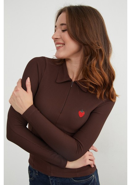 Çilek Nakışlı Polo Yaka Yarım Fermuarlı Bluz