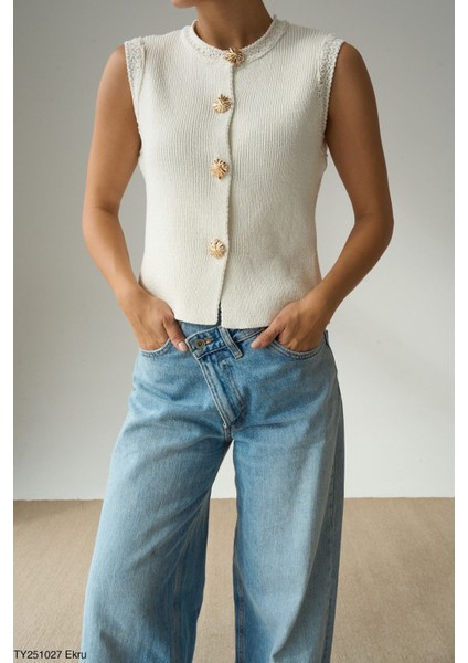 Kadın Altın Düğmeli Kolsuz Triko Yelek