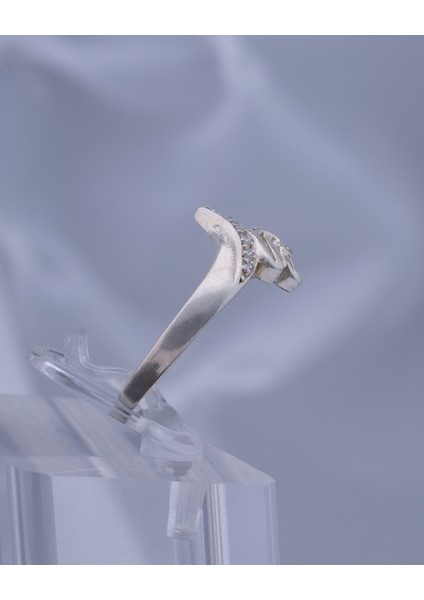 Zarif Kıvrımlı Zirkon Taşlı 925 Ayar Gümüş Kadın Yüzük – Işıltılı Minimal Tasarım modelleri